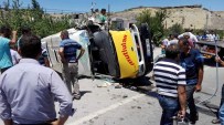 YOLCU MİNİBÜSÜ - Yolcu Minibüsüyle Kamyonet Çarpıştı Açıklaması 5 Yaralı