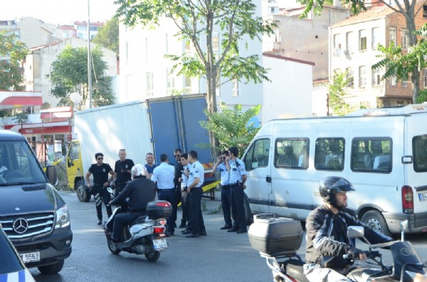 Beyoğlu'nda silahlı saldırı... Yaralılar var...