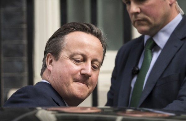 İngiltere Başbakanı Cameron istifasını Kraliçe'ye sundu