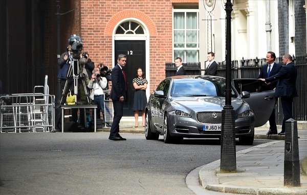 İngiltere Başbakanı Cameron istifasını Kraliçe'ye sundu