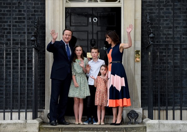 İngiltere Başbakanı Cameron istifasını Kraliçe'ye sundu