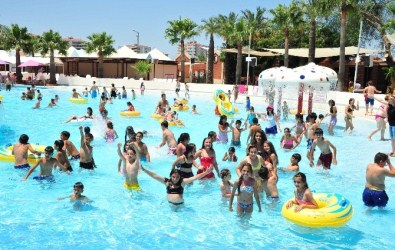 Başkan Çalkaya'dan Çocuklara Havuz Hediyesi