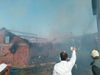 SAMANLıK - Demirciören'de Ahır Ve Samanlık Yangını