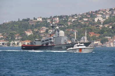 Rus Savaş Gemisi İstanbul Boğazı'ndan Geçti