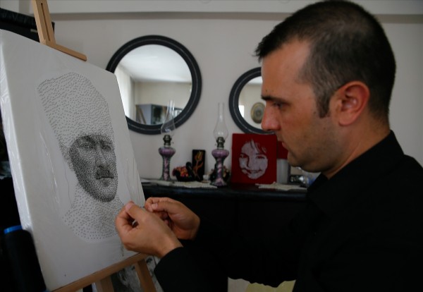 Binlerce iğne ile portreler yapıyor