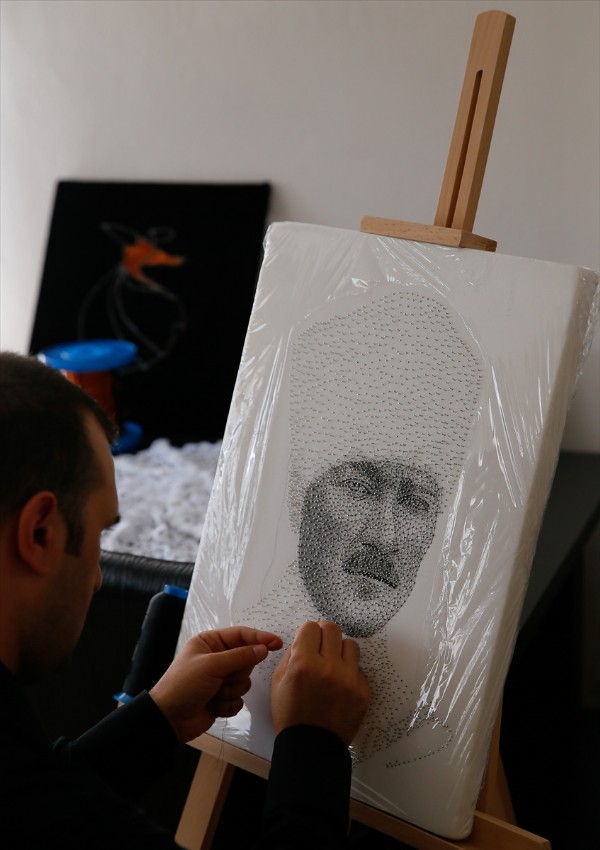Binlerce iğne ile portreler yapıyor