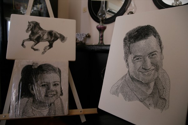 Binlerce iğne ile portreler yapıyor