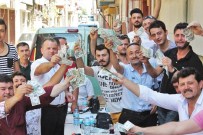 Müzisyenler Sokak Ortasında 5 Bin Doları Yaktı