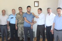 AMBULANS UÇAK - Samsat Kaymakamı Kürşad Atak, Yaralı Polisi Evinde Ziyaret Etti