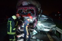 TIR'ın Sıkıştırdığı Kamyon Minibüsün Üzerine Çıktı Açıklaması 3 Yaralı
