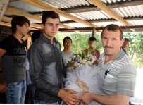 ŞEHİT BABASI - Bilecikli Gençler Ve Göçmenlerden Şehit Er'in Ailesine Ziyaret