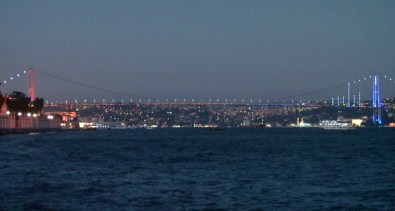 Boğaziçi Köprüsü Fransız Bayrağının Renkleriyle Aydınlatıldı
