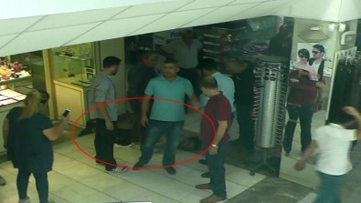 Güvenlik Elbisesi Ve Gaz Maskesiyle Soygun Girişimi