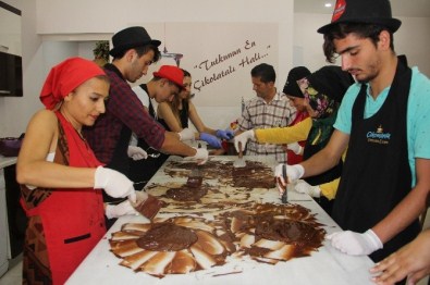 İşitme Engelli Gençler Çikolata Yapmanın Tadına Vardı