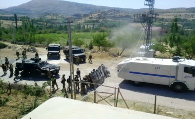 Kavgayı Ayıran Askere Taşlı Saldırı !