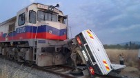 Tren Hemzemin Geçitte İşçi Dolu Kamyonete Çarptı Açıklaması 2 Ölü, 4 Yaralı