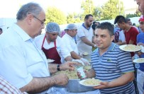 ADIYAMAN VALİLİĞİ - Adıyaman Belediyesi Vatandaşlara Pilav Ve Ayran Dağıttı
