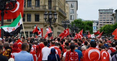 Almanya'daki Türklerden Darbe Girişimine Tepki