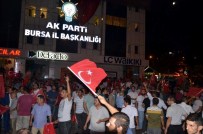 Bursa'da Vatandaşlar Türk Bayrakları'yla Şehreküstü Meydanı'na İndi