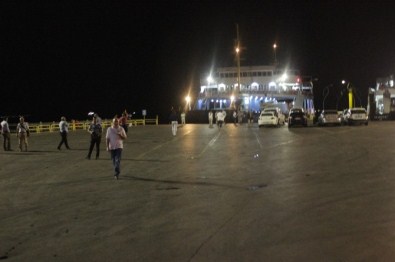 Çanakkale'de Feribot Seferleri Durduruldu, Gemiler Limandan Uzaklaştırıldı