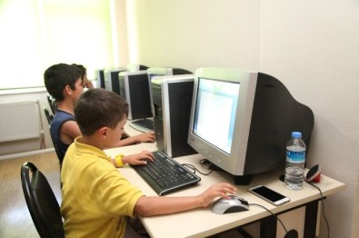 Emek Gençlik Merkezi'nden Çocuklar İçin Temel Bilgisayar Kursu