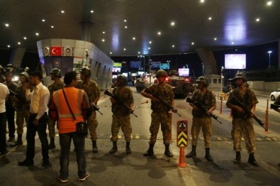 İstanbul'da Vatandaşlar Sokaklara Döküldü
