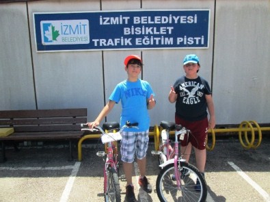 İzmit'te Vatandaşlara Bisiklet Eğitimi Veriliyor