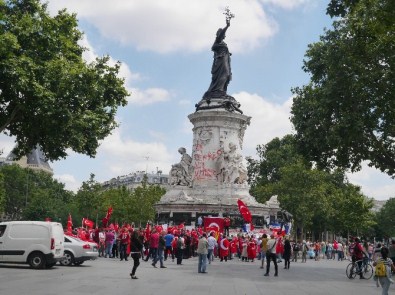 Paris'te 'Darbeye Hayır, Erdoğan'a Destek' Gösterisi
