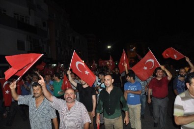 Tarsus'ta Halk Demokrasiye Sahip Çıktı