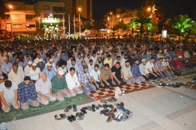 Turgutlu'da Sabah Namazı 50. Yıl Meydanı'nda Kılındı
