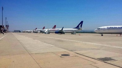 Uçaklar Apronda Bekliyor