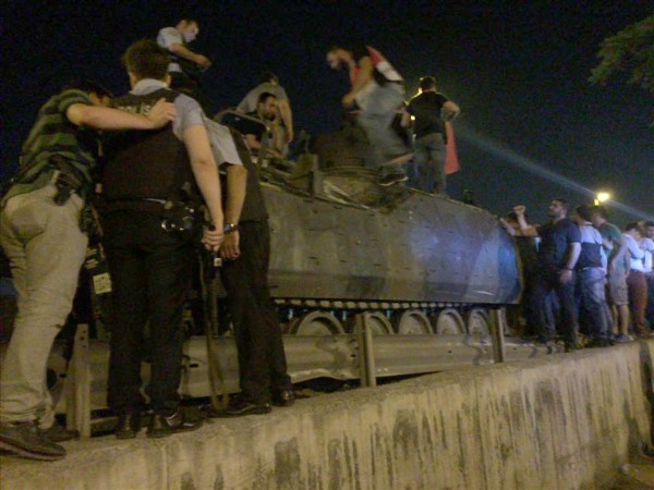 İhbar geldi cunta çöktü