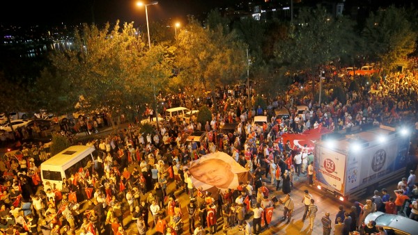 İhbar geldi cunta çöktü