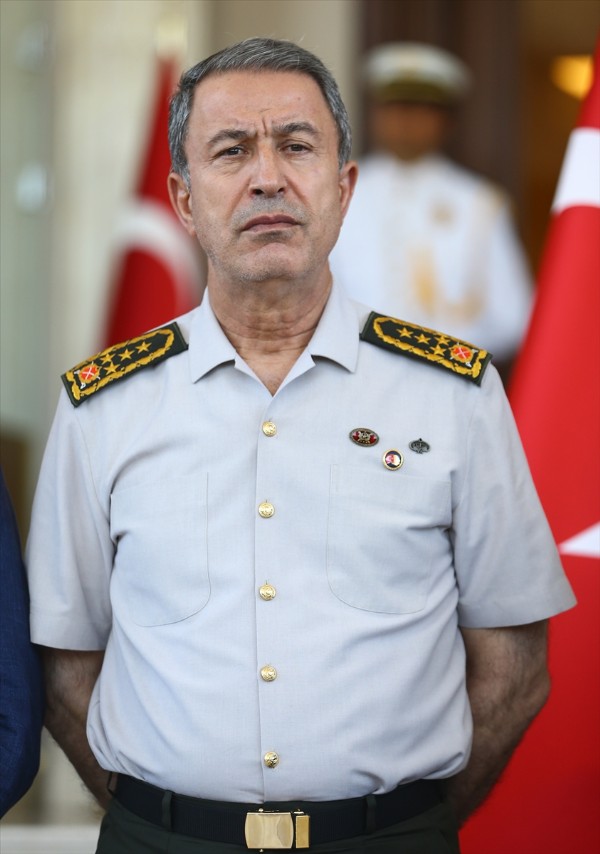 Darbeciler Hulusi Akar'ın başına silah dayamış