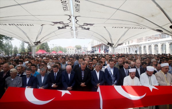 Demokrasi şehitlerine son veda