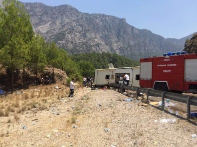 Antalya-Isparta Karayolunda Tur Otobüsü Devrildi Açıklaması 5 Ölü, 21 Yaralı