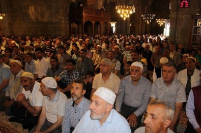 Erzurum'da Eller Ülkenin Selameti İçin Semaya Uzandı