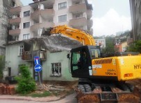 İŞ MAKİNASI - Serdar'daki Harabe Yapı Yıkıldı