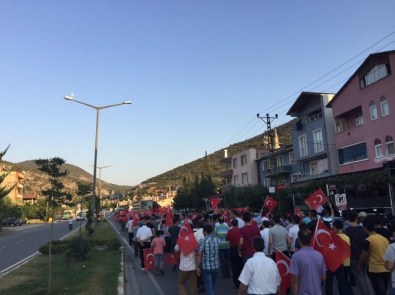 Vezirhan'da Darbe Girişimine Karşı Yürüyüş