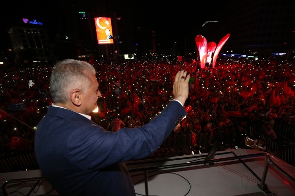 Başbakan Yıldırım: Bu nöbet devam edecek