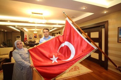 Ağrı Caddelerinde Dolaştırılan Sancak Valiye Teslim Edildi