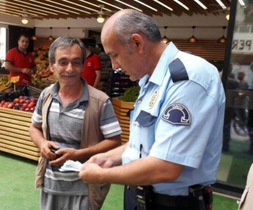 ATM'de Unutulan Bin 500 TL'yi Polislere Teslim Etti