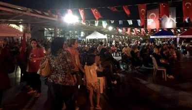Aydın'da Darbe Karşıtları Demokrasi Nöbetine Devam Ediyor