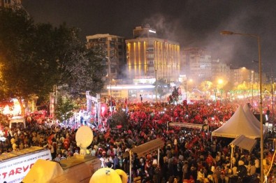 Bursa'da On Binler Meydanlara İndi