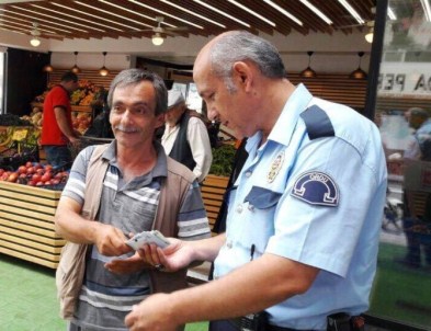 Fatsa'da ATM'de Unutulan Bin 500 TL'yi Polislere Teslim Etti