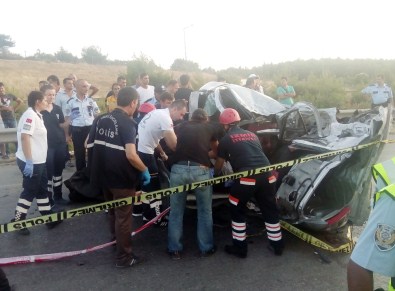 Otomobil İle Kamyonet Kafa Kafaya Çarpıştı Açıklaması 3 Ölü, 2 Yaralı