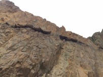 ÇORUH - Yola Düşen Kaya Parçaları Tehlike Oluşturuyor