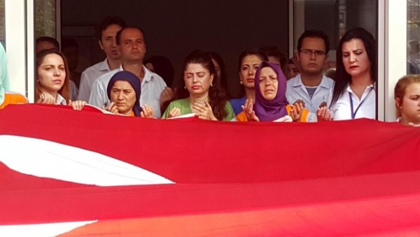 Tutuklanan albayın doktor eşi darbe protestosunda konuştu