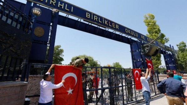 Etimesgut'taki Zırhlı Birlikler'in kapıları tutuldu