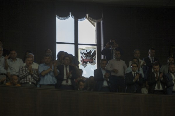 Kırık camlar altında grup toplantısı